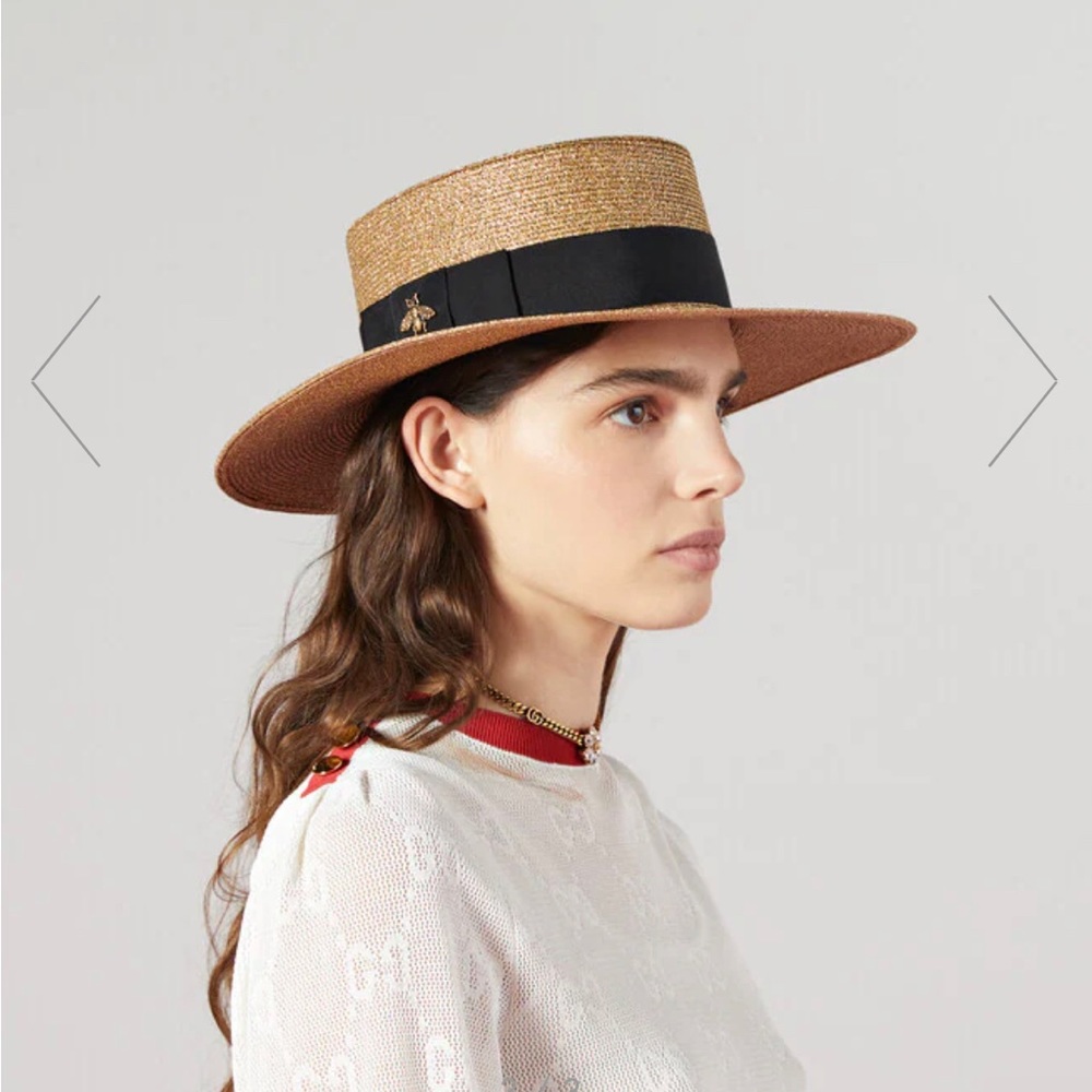 Straw hat with bee
